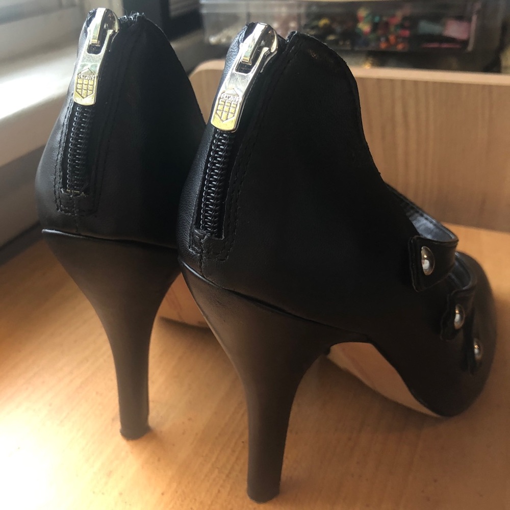 Vince Camuto black leather strappy heels — size 9